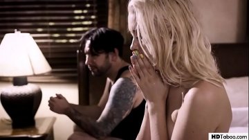 Elle sourit parce bite l'aime Masquee