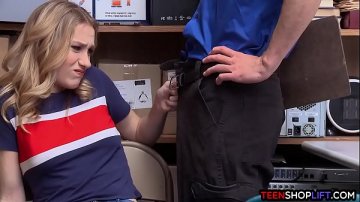 Brunette gros seins assise genoux relations sexuelles orales