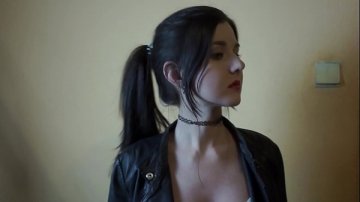 chiennes sadomasochistes russes explorent maison hantée