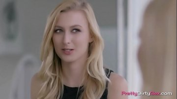 Deux blondes baisées avec collègue d'université