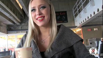 Salope mature emmenée dans champ elle prend pipe