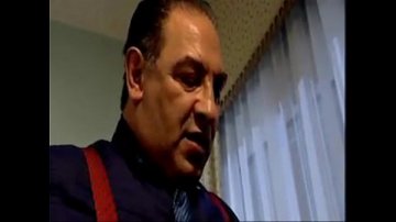 Deux jeunes amoureux relations sexuelles anales l'herbe verte Rampe