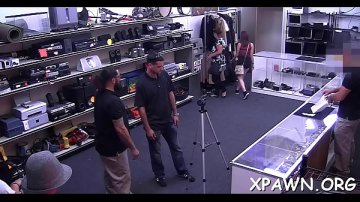 fille blonde suce bite avec luxure