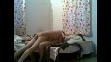 Chatte pénétrée avec gode