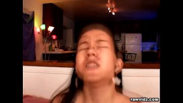 petite asiatique fait sodomiser animal humain.