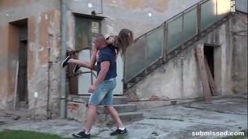 fille baisée force dans maison abandonnée