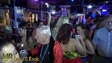 Sexe extérieur avec deux lesbiennes blondes