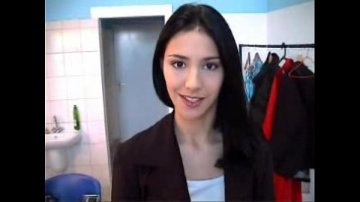 Sextoy brune joue avec gode dans chatte