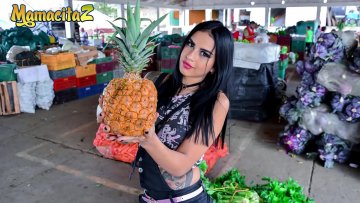 Latina pleine tatouages ​​baisée animal humain